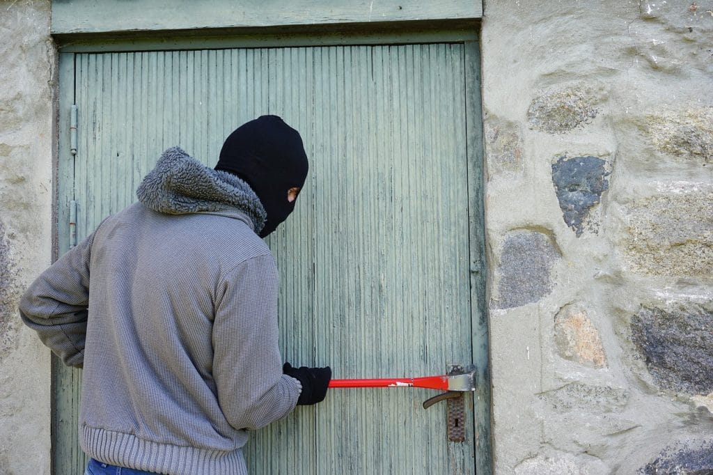 Ladrón con puerta de apertura de palanca que significa secuestro del navegador