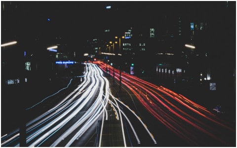 جودة الخدمة - مسارات الضوء الأحمر والأبيض للسيارات على الطريق السريع في المناطق الحضرية ليلا في Röddingsmarkt